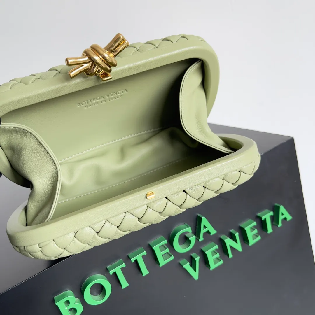 Batch 1860 BV Knot | The classic return of the evening bag. Original leather ➕ Stainless steel hardware ➕ 24k real gold plating ➕ Fully handmade. Those who know the history of our brand should have heard that the knot is a story of Bottega Veneta, and it is also one of the more important design elements. Matthieu Blazy's work this season sublimates Knot's classics, with a new knot design and a woven shoulder strap, plus Fouland Intreccio's weaving technology, adding some fashion to the retro and nostalgic feel of the past. Style number: 717622 Size: 20.5*6*12.5